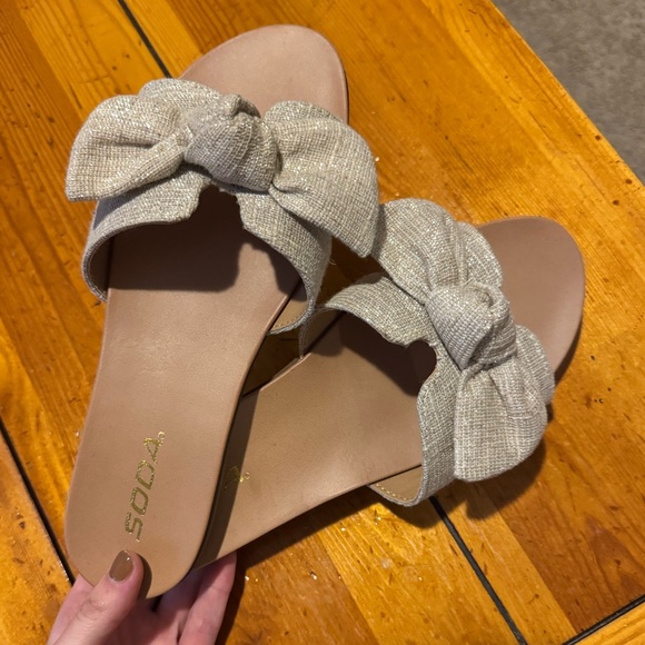 Bow Sandals - Picture 1 of 3